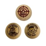 Lot de 3 cochonnets de p�tanque en bois poli grav�s - messages le boss et lou pitchoun