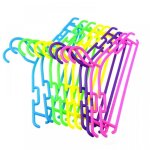 Lot de 50 cintre b�b� en plastique - errolves - cintre � v�tements pour enfant - rougevioletjaunebleu ...