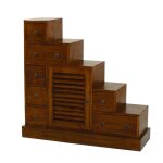 Meuble escalier en bois mindi moyen modle - macabane eden - marron - 7 tiroirs - 1 porte persienne