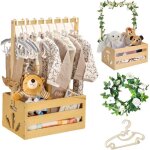 Panier en rotin avec 5 cintres coloris rose et blanc id�al comme cadeau de naissance ou baby shower