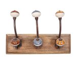 Pat�re en bois et m�tal avec 3 crochets de diff�rente couleur d�coration vintage