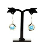 Pierres et minéraux. boucles doreille apatite bleu neon brut. acier inoxydable. Pierres et minéraux. boucles doreille apatite bleu neon brut. acier inoxydable.