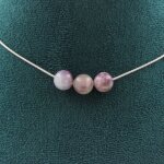 Pierres et minraux. collier 3 perles mica violet de tanzanie 8 mm. chaine en acier collier femmes hommes. ...