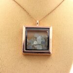 Pierres et minraux. collier aigue - marine brut. modle carr. couleur or rose.