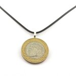 Pierres et minraux. collier pice de monnaie portugal 200 escudos cordon noir.
