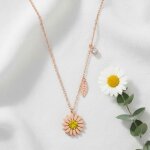 Ravissant collier femme fleur marguerite baign� dans lor. cadeau femme original. bo�te bijou offerte. ...