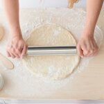 Rouleau de p�tisserie - lily cook - argent et marron - manche en bois et corps en inox