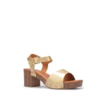 Sandales style sabots � large bride avec clous dor�s. mod�le � talon et plateforme effet bois. pour femme ...