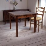 Table en bois massif 90x90 cm sapin finition noyer Table en bois massif 90x90 cm sapin finition noyer