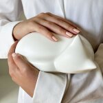 Urne fun�raire chat dormant blanche artisanale 05l ? pour animaux jusqu� 8 kg