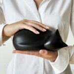 Urne fun�raire en forme de chat dormant - noir - �l�gante et apaisante