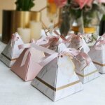 100 boîtes à dragées triangulaires avec ruban et étiquettes de remerciement de style européen à motif ... 100 boîtes à dragées triangulaires avec ruban et étiquettes de remerciement de style européen à motif ...
