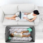 Berceau pour co - sleeping en tissu gris avec moustiquaire et sac de rangement