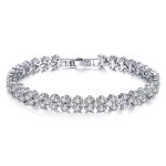 Magnifique bracelet princesse baign dans lor blanc. orn de cristaux dune brillance exceptionnelle. ...