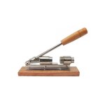 Casse noix - baumalu - acier chromé - socle bois - dimensions 20x5x6 cm - réversible Casse noix - baumalu - acier chromé - socle bois - dimensions 20x5x6 cm - réversible