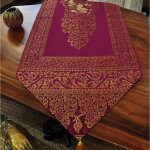 Chemin de table - napp�coration - tissu rouge grenat - pompons dor�s - motif �l�phants - 23x200cm