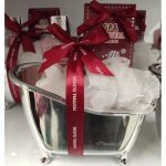 Coffret cadeaux bien etre baignoire spa festival 5 pieces : gel douche sel de bain galet fleur de douche ...