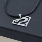 Collier pendentif superman argent�e et cordon noir