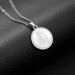 Collier avec pendentif vierge à lenfant argent gravé dans la nacre bijou chrétien de protection médaille ... Collier avec pendentif vierge à lenfant argent gravé dans la nacre bijou chrétien de protection médaille ...