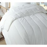 Couette blanche 140 x 200 cm + 1 oreiller 60 x 60 cm (1 personne) 450 gr / m² fabrication française Couette blanche 140 x 200 cm + 1 oreiller 60 x 60 cm (1 personne) 450 gr / m² fabrication française