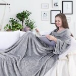 Couverture � manches - acier lazy - 180x120 cm - microfibre douce - poches pratiques - lavable � 40�c ...