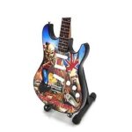 Decoration guitare miniature 22 cm avec son chevalet tribute iron maiden trooper