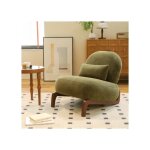 Fauteuil velours bleu pieds bois forme patte. confortable et design pour salon ou chambre