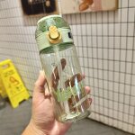 Gobelet - 550 ml - incassable - paille int�gr�e - couvercle �tanche - vert