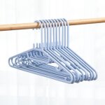 Lot de 10 cintres en plastique - blue - anti - d�rapant - supporte jusqu� 5 kg