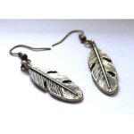 Paire de boucle d?oreilles avec plume en bronze.