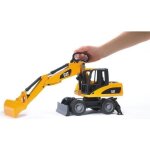 Pelleteuse caterpillar sur roues - bruder - 2445 - echelle 1:16 - 44 cm - jaune et noir Pelleteuse caterpillar sur roues - bruder - 2445 - echelle 1:16 - 44 cm - jaune et noir