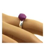 Pierres et min�raux. bague rubis brut plaqu� argent. 9. 71 ct. taille r�glable.