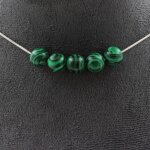 Pierres et min�raux. collier 5 perles malachite (avec r�sine) 8 mm. chaine en acier collier femmes hommes. ...