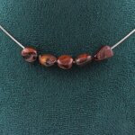 Pierres et min�raux. collier 5 perles oeil de tigre rouge du br�sil. chaine en acier collier femmes hommes. ...
