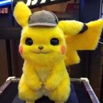 Peluche - pokémon - détective pikachu - 28 cm - jaune - pour enfants à partir de 3 ans Peluche - pokémon - détective pikachu - 28 cm - jaune - pour enfants à partir de 3 ans