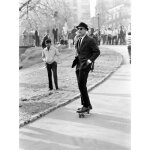 Poster affiche swag homme en costume sur un skate central park new york 31cm x 42cm