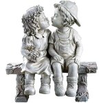Premier baiser chiot amour enfants assis sur le banc jardin sculpture garon et fille baisers souvenirs ...