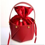 Sac cadeau tissu dans son Écrin en cuir. utilisé comme sachet bonbon pochon contenant dragees pour pochette ... Sac cadeau tissu dans son Écrin en cuir. utilisé comme sachet bonbon pochon contenant dragees pour pochette ...