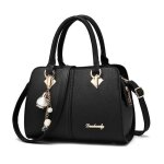 Sac � main en cuir pu pour femme - noir - bandouli�re avec pendentif et lettre