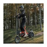 Le scooter tricycle �lectrique est �quip� de deux moteurs de 500 w dune batterie de 48 v et 234 ah