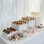 Set de 4 cubes pr�sentoirs en acrylique blanc brillant pour buffet