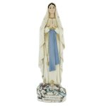 Statue notre dame de lourdes en r�sine de 22cm sur un rocher fleuri
