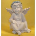 Statue ou statuette ange droit avec couronnes de roses bleues