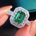 Bague halo emeraude carrée en argent massif plaqué or blanc faite deléments infinis zircon vert taille ... Bague halo emeraude carrée en argent massif plaqué or blanc faite deléments infinis zircon vert taille ...