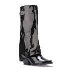 Bottes en simili verni dotes dun revers. possdent une bride  fermoir mtallique sur la tige. fermeture ...