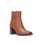 Bottines en simili � talon et bout carr�s. dot�es dune bride avec mors dor�. fermeture par un zip sur ...