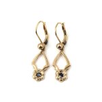 Boucles doreilles pendantes en plaqu� or motif fleur avec cristal bleu marine - rc006825