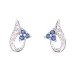 Boucles doreilles or blanc - saphirs bleus et zirconiums - femme - clou - puce - 375 / 1000 Boucles doreilles or blanc - saphirs bleus et zirconiums - femme - clou - puce - 375 / 1000