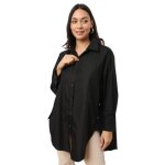 Chemise longue oversize. dot�e dune poche � lavant. fentes lat�rales qui se ferment par des boutons. ...