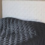 Couvre - lit 240x260 cm celeste velours piquage points brod�s noir caviar